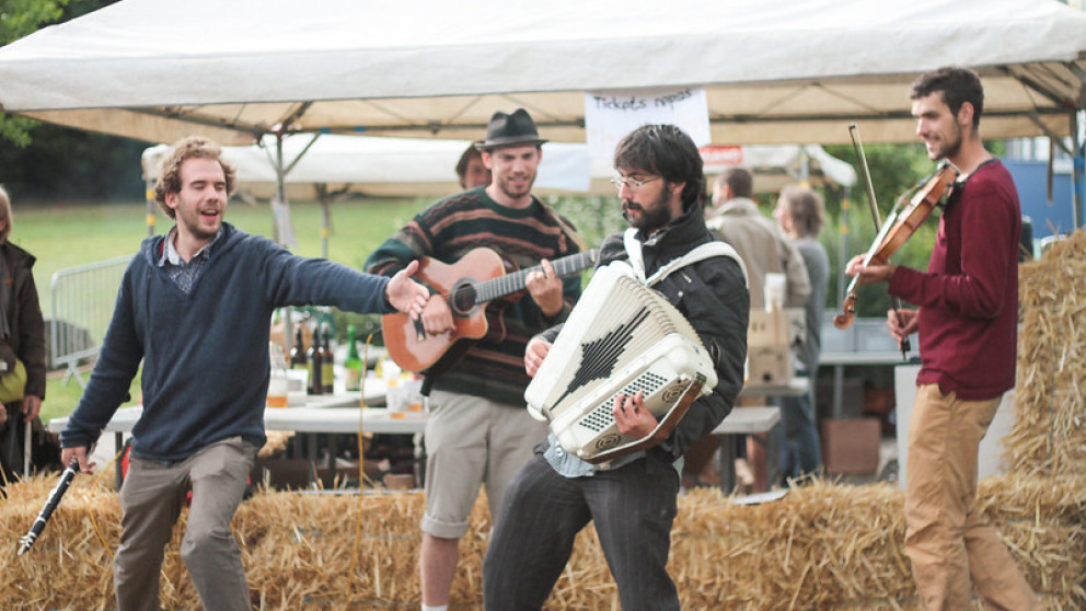 Musiker spielen auf einem Markt in Loos-en-Gohelle.