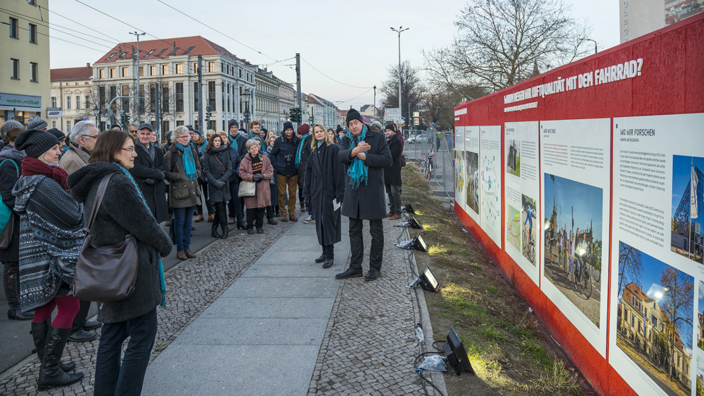 Das IASS präsentiert bei der Bauzaun-Ausstellung ein Projekt zu Klimawandel und Luftqualität.