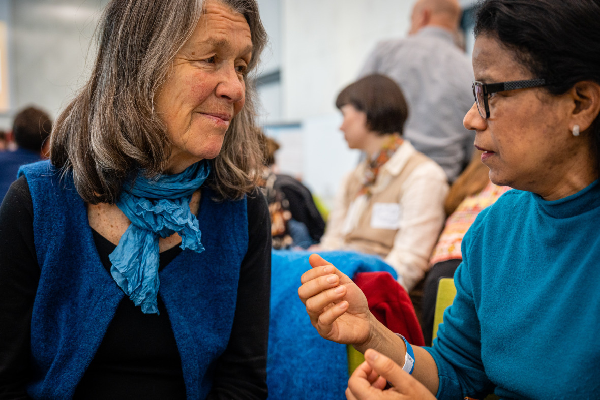 Besucherinnen im Gespräch